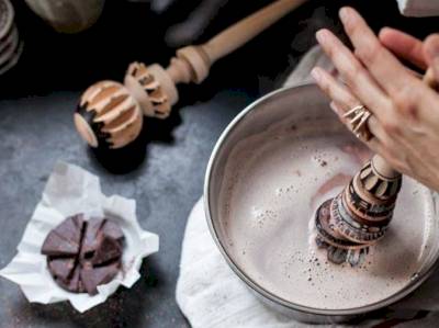 Les objets de dégustation du chocolat, de la noix de coco à la tasse en or !