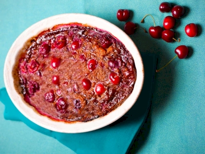 Clafoutis printanier aux cerises fraîches, chocolat et rhum