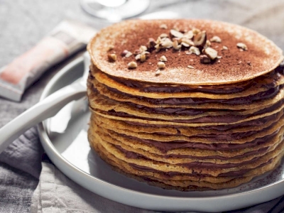 Gâteau de crêpes de la Saint-Valentin, tendre ganache chocolat noisette
