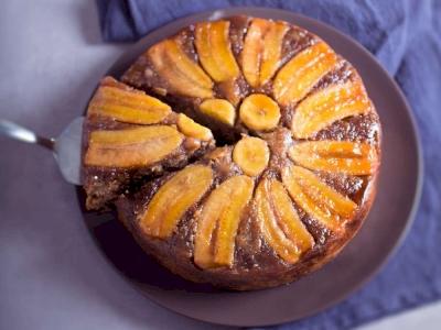 Généreux gâteau façon “tatin” aux bananes et café