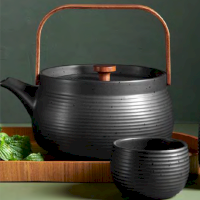 Théière à anse en bois Japandi